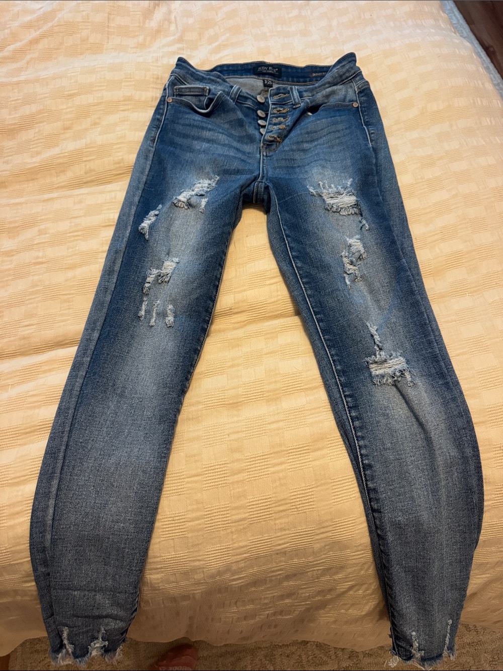 Judy Blue Distressed Skinny Jeans in Medium Blue Wash